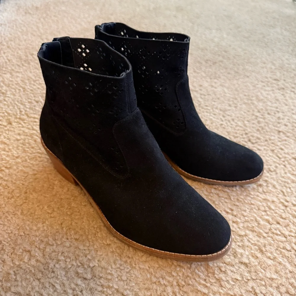 Cole Haan Jayne Lasercut Ankle Boots in Black Size 7.5